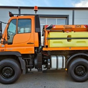 foto UNIMOG sypač